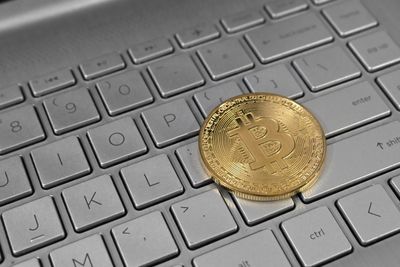 The Nasdaq Warning: Why Peter Schiff Throws Cold Water on Bitcoin's Psychological $70K Line