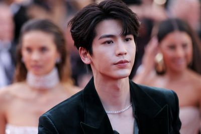 Fans smash through glass mall entrance during appearance by Chinese TV star Zhang Linghe