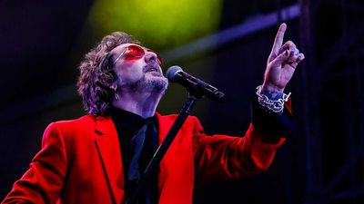"I don't know what you have to be so proud of right now!" Chris Robinson scolds crowd after "U.S.A.! U.S.A!" chant breaks out at Black Crowes concert