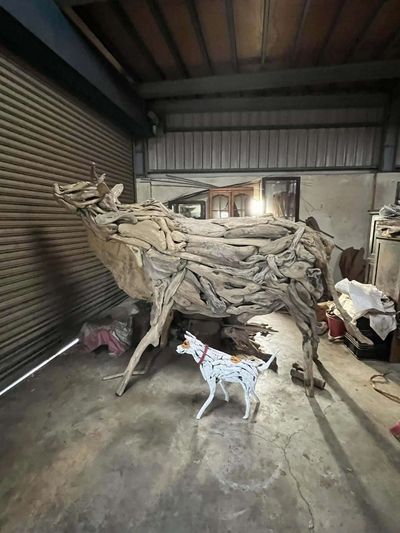 A Taiwanese artist sculpted his late dog using the driftwood they collected over the years together