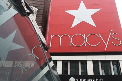 Macy’s beats expectations with fourth consecutive sales gain and raises annual outlook