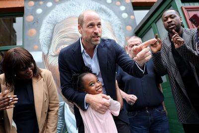 William says ‘I love pubs’ and pulls pint during visit to Peckham