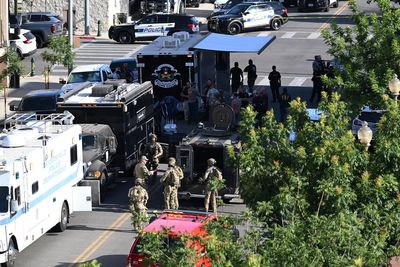 Man who took hostages at Chase bank shot and killed by FBI