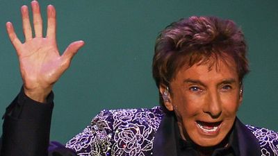 “I looked at my band, and they were all looking at the floor, so that was the first hint that something was not right": Barry Manilow says that he doesn’t “sound like me” after cancer surgery