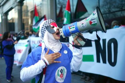 NHS staff should not wear pro-Palestine badges on uniforms, review recommends
