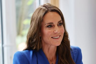 Kate shares emotional moment with young mother as she rings bell to mark end of cancer treatment