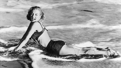 Beach photos that set a young Marilyn Monroe on a highway to Hollywood commemorated with new plaque