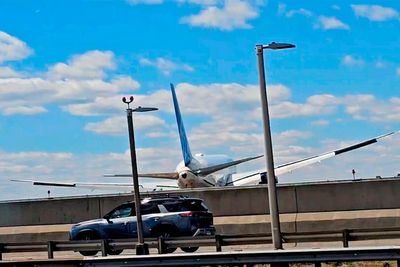 Report reveals details of flight that hit pole coming in to land at New Jersey Airport