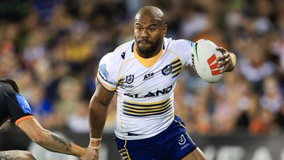 Leeds sink St Helens, go top of Super League
