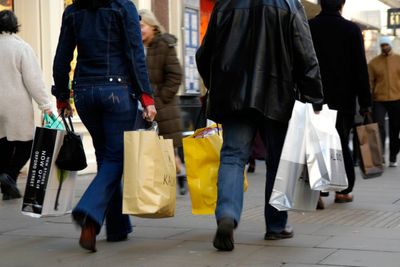 Heatwave dampens shoppers’ return to high streets – but confidence grows despite Iran war