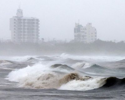 Typhoon Jangmi sweeps northwards leaving 23 injured in Japan