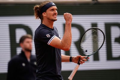 French Open LIVE: Alexander Zverev defeats Jakub Mensik as Arnaldi withdraws from second semi-final