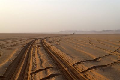 At least 49 die of thirst after truck breaks down in Sahara Desert