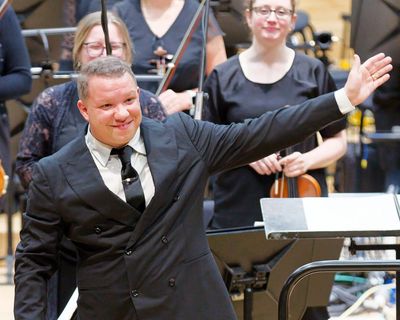 BBCNOW/Bancroft review – conductor takes final bow in imaginative programme of vivid colours and emotions