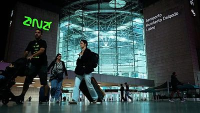Portugal to deploy over 300 more police officers at airports this summer to curb queues