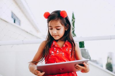 Experts Say Summer Screen Time Can Spiral Faster Than Parents Realize