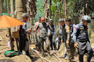 Search ends for last two men lost in Laos cave