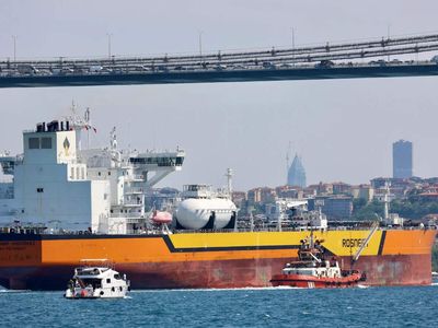 Russia's oil major says US companies benefit from the closure of the Strait of Hormuz