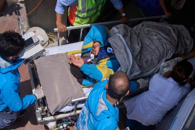 Mount Everest sherpa survived on chocolate and ice in miracle rescue