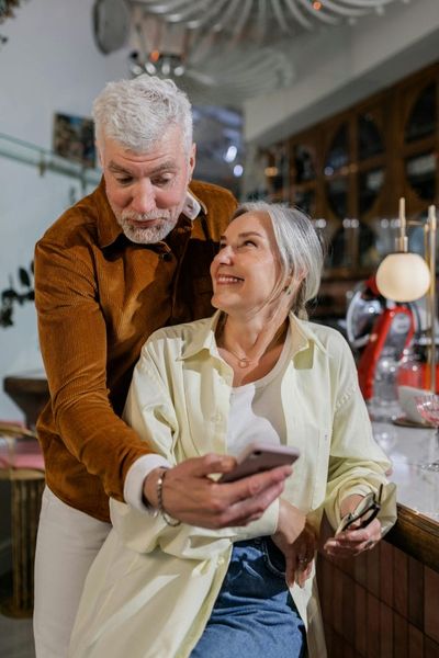 6 Online Dating Rules That Keep Seniors Safe After 60