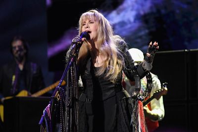 Stevie Nicks donates $3m to medical school to recognize her voice doctor