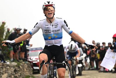 Giro d'Italia Women: Demi Vollering powers across gravel sector of Colle delle Finestre to win compressed stage 8 and second stage of race