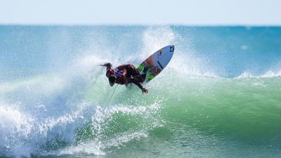 Robinson snaps two boards but survives thrilling heat