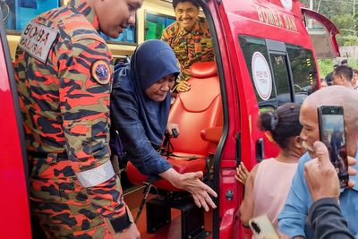Missing hiker survives 14 days lost with no food in Malaysia mountains by drinking water from plants