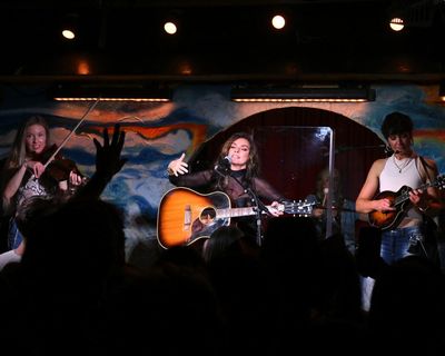 ‘So rogue’: country superstar Shania Twain turns London pub into saloon
