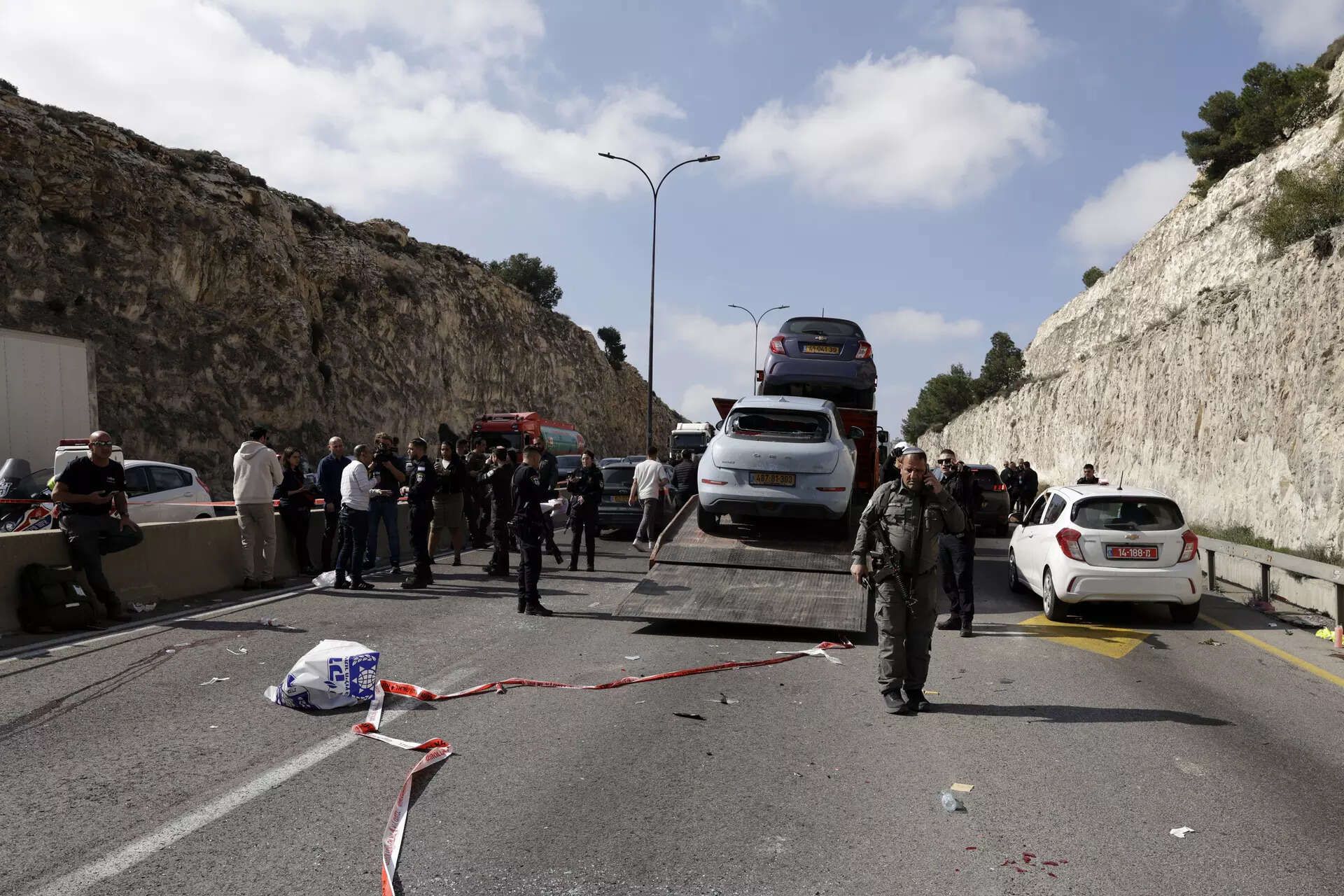 One killed, five injured in central Israel shooting attack | Quick Digest