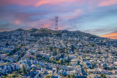 This realtor is betting big on the AI IPO boom, but buying a house with stock will have to go through the OpenAI and Anthropic's boards first