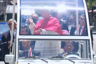 Pope appears to mimic ‘6-7’ gesture during Madrid visit