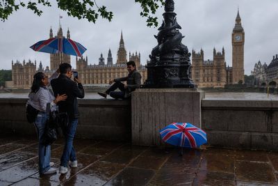 London set for week of wet weather before temperatures rise at weekend