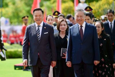 PM takes off for Vietnam