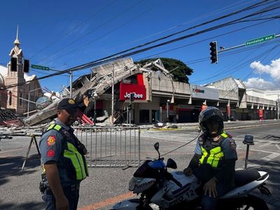Major quake off Philippines, 15 dead, tsunami warnings