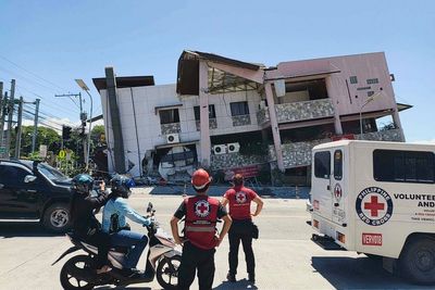 Philippines earthquake latest: Powerful 7.8-quake leaves 32 dead, flattens buildings and triggers tsunami waves