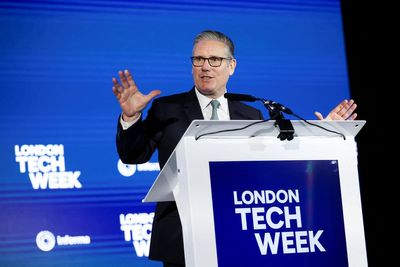 Starmer gives tech companies ultimatum over children sending naked images