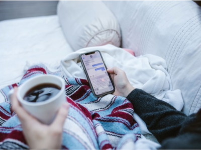 Psychology says people who still reread old group chats from years ago share these 3 emotional reflection patterns