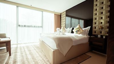 Indiana man alarmed by $1m pending bank charge after booking an $80 hotel room in Arkansas