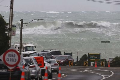 New Zealand issues state of emergency as 11-metre waves batter Wellington coast; hundreds evacuated