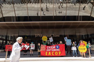 World’s largest banks pledged $906bn to fossil fuel companies in ‘unfathomable’ increase in 2025, report finds
