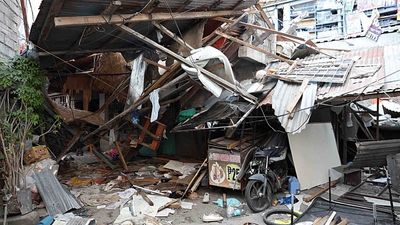 Philippines earthquake: Residents clear debris amid concerns over aftershocks