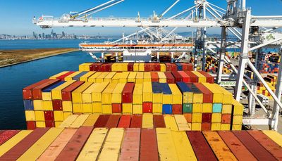 US trade gap narrows in April on oil exports boost