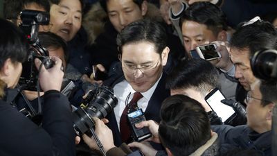 Prosecutors seek arrest of Samsung heir Lee Jae-yong