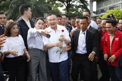 Thaksin has monitoring device removed