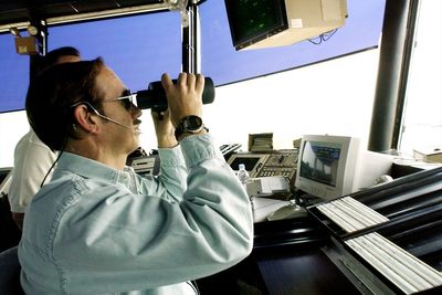 FAA pushing to hire thousands of new air traffic controllers as airport delays continue after shutdown