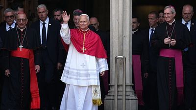 Spain: Thousands gather as Pope Leo XIV reaches Barcelona