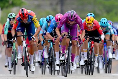 New UCI rules require finishing straights of 'at least 200 meters' in bunch sprints