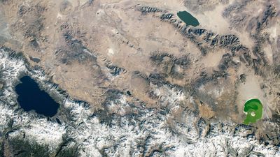 Trio of drastically different US lakes straddles the border between states — Earth from space