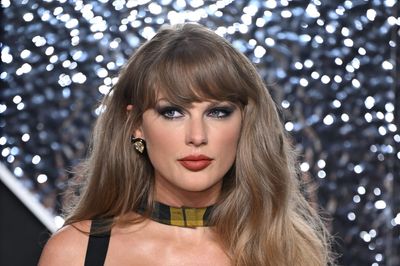 Taylor Swift performs duet with Randy Newman at Toy Story 5 premiere